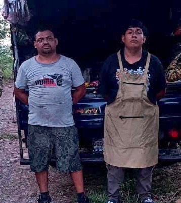FUERZARMADASV's tweet photo. Elementos del Comando Sumpul, ubicaron en el paso fronterizo no habilitado Poza Redonda, Victoria, Cabañas Este, a Henry Omar Ventura Cuéllar y Bryan Alexander Patiño Tobar.

En el procedimiento se incautó 75 paquetes de mercadería de contrabando, valorados aproximadamente en $1,125, además de un vehículo, dinero en efectivo y un teléfono celular.

Fueron entregados a la @PNCSV.

El contrabando es un delito. No arriesgues tu libertad por dinero fácil. 

#PlanControlTerritorial 🇸🇻
