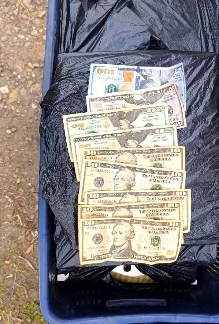 FUERZARMADASV's tweet photo. Elementos del Comando Sumpul, ubicaron en el paso fronterizo no habilitado Poza Redonda, Victoria, Cabañas Este, a Henry Omar Ventura Cuéllar y Bryan Alexander Patiño Tobar.

En el procedimiento se incautó 75 paquetes de mercadería de contrabando, valorados aproximadamente en $1,125, además de un vehículo, dinero en efectivo y un teléfono celular.

Fueron entregados a la @PNCSV.

El contrabando es un delito. No arriesgues tu libertad por dinero fácil. 

#PlanControlTerritorial 🇸🇻