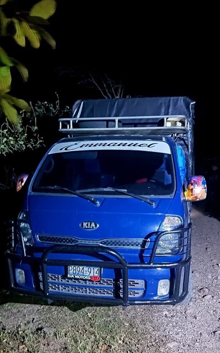 FUERZARMADASV's tweet photo. Elementos del Comando Sumpul, ubicaron en el paso fronterizo no habilitado Poza Redonda, Victoria, Cabañas Este, a Henry Omar Ventura Cuéllar y Bryan Alexander Patiño Tobar.

En el procedimiento se incautó 75 paquetes de mercadería de contrabando, valorados aproximadamente en $1,125, además de un vehículo, dinero en efectivo y un teléfono celular.

Fueron entregados a la @PNCSV.

El contrabando es un delito. No arriesgues tu libertad por dinero fácil. 

#PlanControlTerritorial 🇸🇻