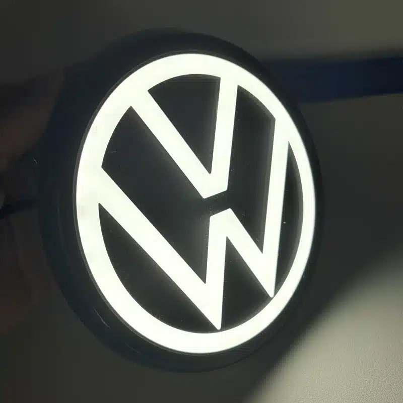 GregKable's tweet photo. VW isn’t just fighting Chinese carmakers. It’s fighting the economics of building cars in Germany

Factory cost/car
🇩🇪 €4,850 🇨🇳 €1,078

Labour/hour
🇩🇪 €74 🇨🇳 €12

Cars/worker
🇩🇪 29 🇨🇳 51.3

Sick leave
🇩🇪 10.5% 🇨🇳 1%

Via @BILD, citing internal @VWGroup data https://t.co/1ceIwJhoYl