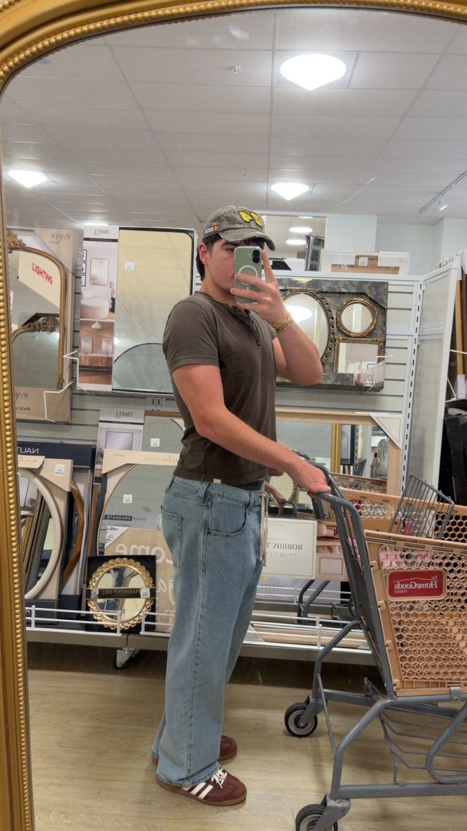 pecosswift's tweet photo. I love mirrors https://t.co/brtCThg7uL