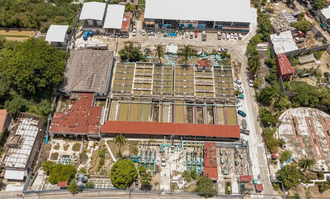 Acapulco_Verdad's tweet photo. ✅ #ACAPULCO | CAPAMA SE RETRASA EN SUMINISTRO DEL AGUA; SE JUSTIFICA POR NUEVO APAGÓN EN EL CAYACO 

💧 CAPAMA informó que una falla de la CFE dejó sin energía la planta potabilizadora de El Cayaco durante casi 12 horas, desde la medianoche del martes. Su director, Antonio Rojas Marcial, señaló que fue necesario apagar los equipos de Papagayo II y Lomas de Chapultepec para no derramar agua, lo que retrasará la normalización del suministro. 🚰