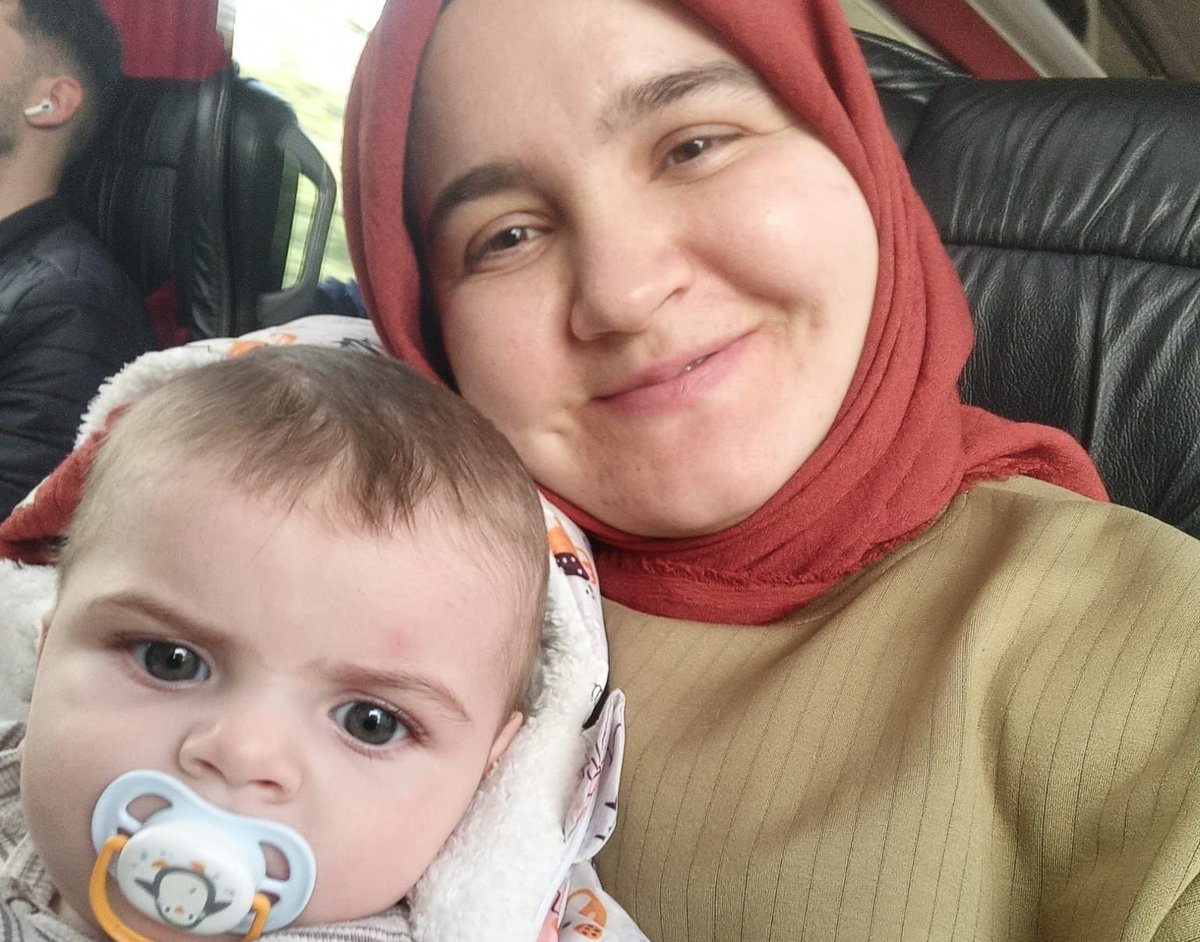 sevincozarslan's tweet photo. 1 YAŞINA ANNESİZ GİRDİ 

Emin bebek, 22 Ağustos'ta 1 yaşına girdi ama annesi yanında yoktu. 

Rümeysa Şanal, 12 Haziran'dan bu yana İzmir Şakran'da hapiste. AİHM 'suç değildir' dediği gerekçelerle, bir anne bebeğinden koparıldı.

AdaletAranıyor