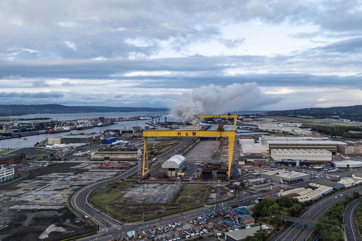 PicturskewPhoto's tweet photo. #Fire #Belfast #BelfastDocks @coolfm @BelfastLive @VisitBelfast @love_belfast @LoveBallymena https://t.co/Luhy9Ovzn6