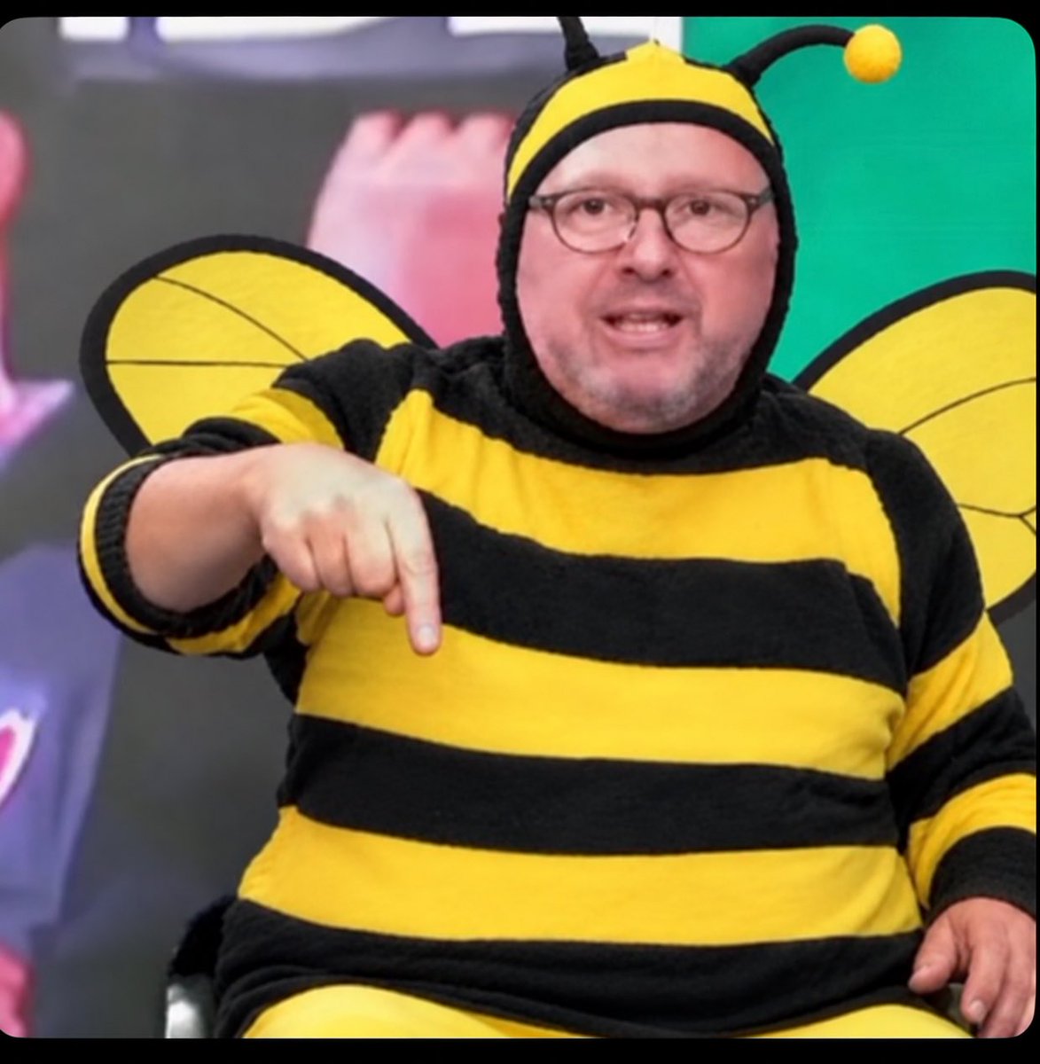 MateoGiraudo22's tweet photo. “La responsable de todo esto es la abeja reina” https://t.co/ItSMe9W7QA
