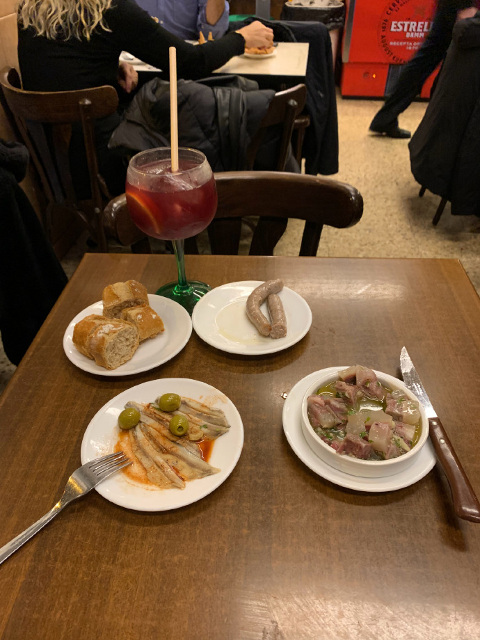 AnaMasseyis's tweet photo. Tapas crujientes de bacalao y sangría fresca, el plan perfecto para la tarde de sábado en este pequeo restaurante de el Barrio de La Latina Volveremos pronto! https://t.co/xOXC1cuBr6