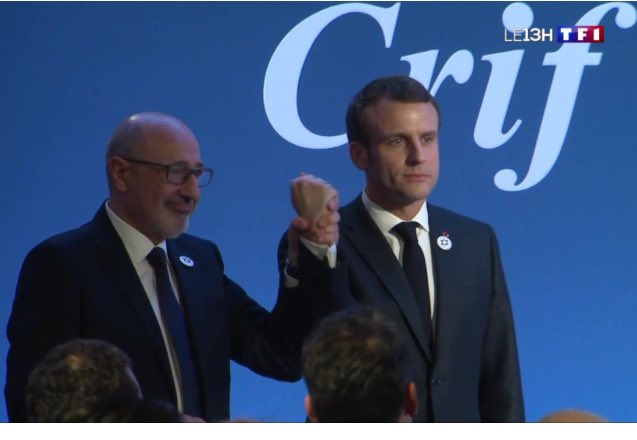 Momos_godjoke's tweet photo. @thomas_guenole Macron et un agriculteur https://t.co/nIfjhkiT5j