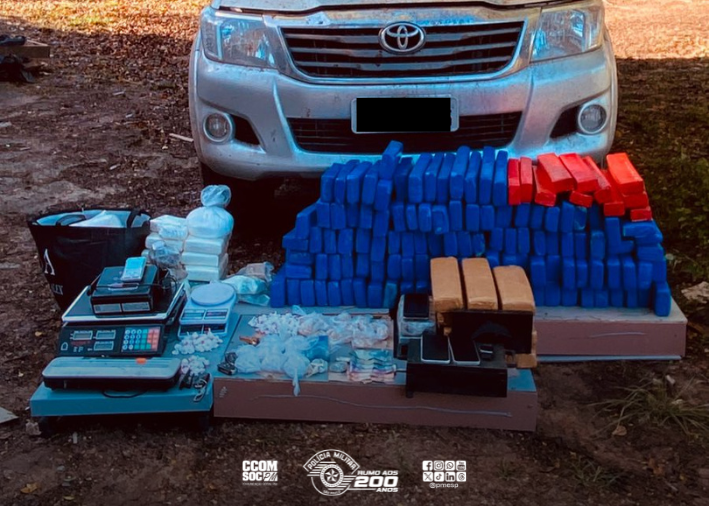 PMESP's tweet photo. 🚨 Ocorrência em andamento: PM apreende mais de 160 kg de drogas em Piracicaba

Policiais militares apreenderam mais de 160 kg de maconha, cocaína e crack após uma perseguição, nesta quarta-feira (2), na região do bairro Ártemis.

Durante a fuga, o motorista tentou atropelar os policiais ao engatar a marcha à ré, mas foi contido. O passageiro abandonou a caminhonete e fugiu para uma área de mata.

Além dos entorpecentes, foram apreendidos uma prensa mecânica, cinco balanças de precisão, uma embaladora a vácuo e materiais utilizados para acondicionamento das drogas.