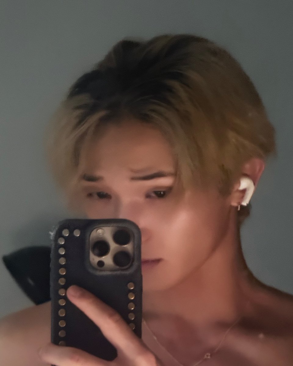 susutds's tweet photo. everyone stream xikers so sumin can buy some clothes https://t.co/YtTR4wb2sB