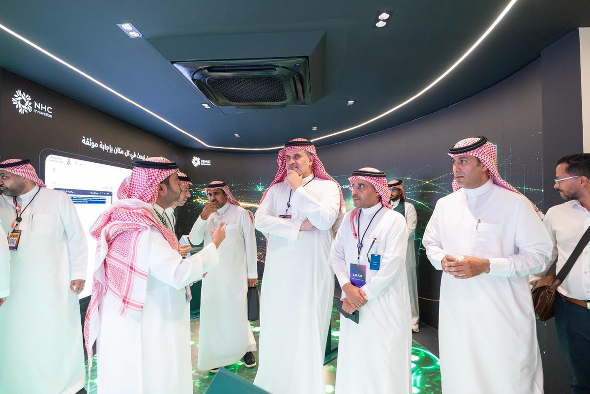 RiyadhChamber's tweet photo. زار أمين عام #غرفة_الرياض الأستاذ ناصر بن عثمان أبو حيمد، معرض #ليب26، حيث تجوّل في أجنحة المعرض واطّلع على أبرز التقنيات والابتكارات والحلول الرقمية الحديثة، وما تشهده القطاعات التقنية من تطورات متسارعة وفرص واعدة تدعم نمو الأعمال وتعزز التحول الرقمي. https://t.co/rVH02cV81C