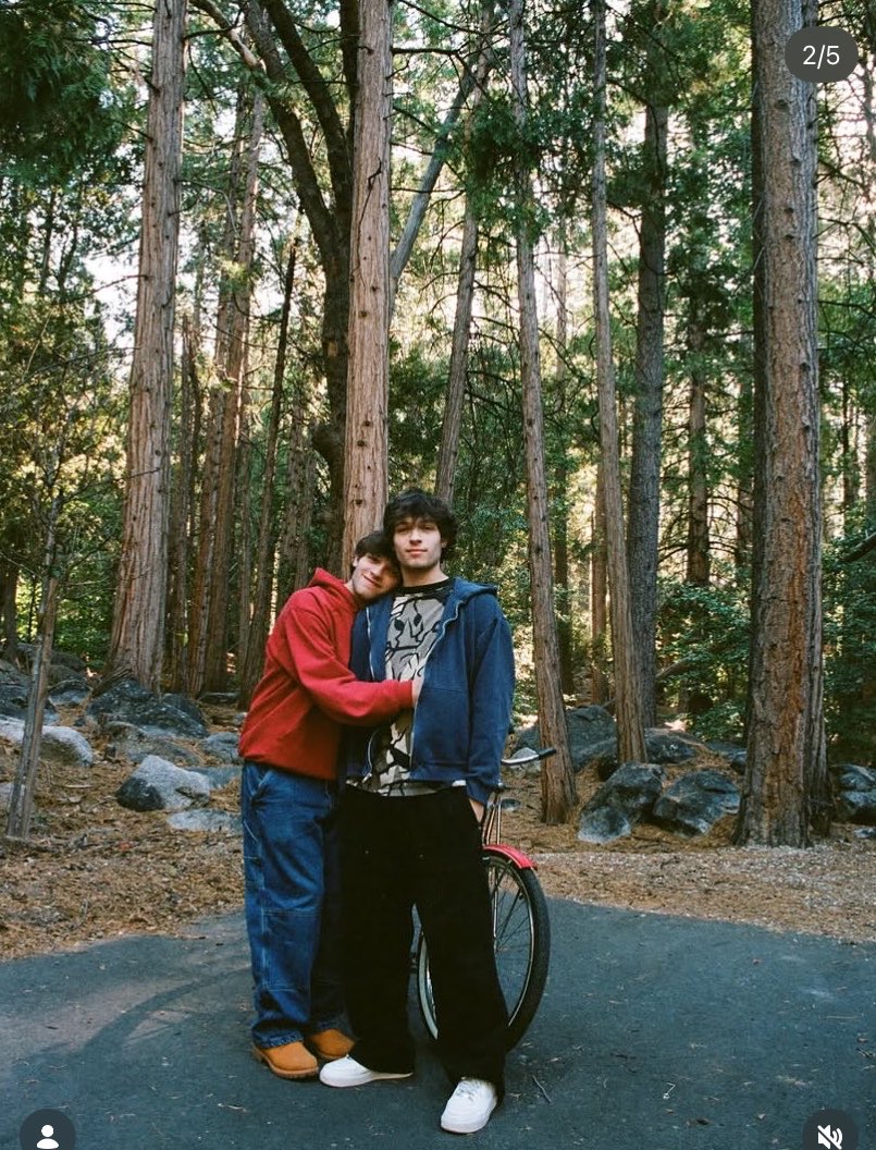 backshotmatt's tweet photo. this is possibly the cutest chratt picture i’ve ever seen 🥺😭🤧 https://t.co/uwvBrxTF5O