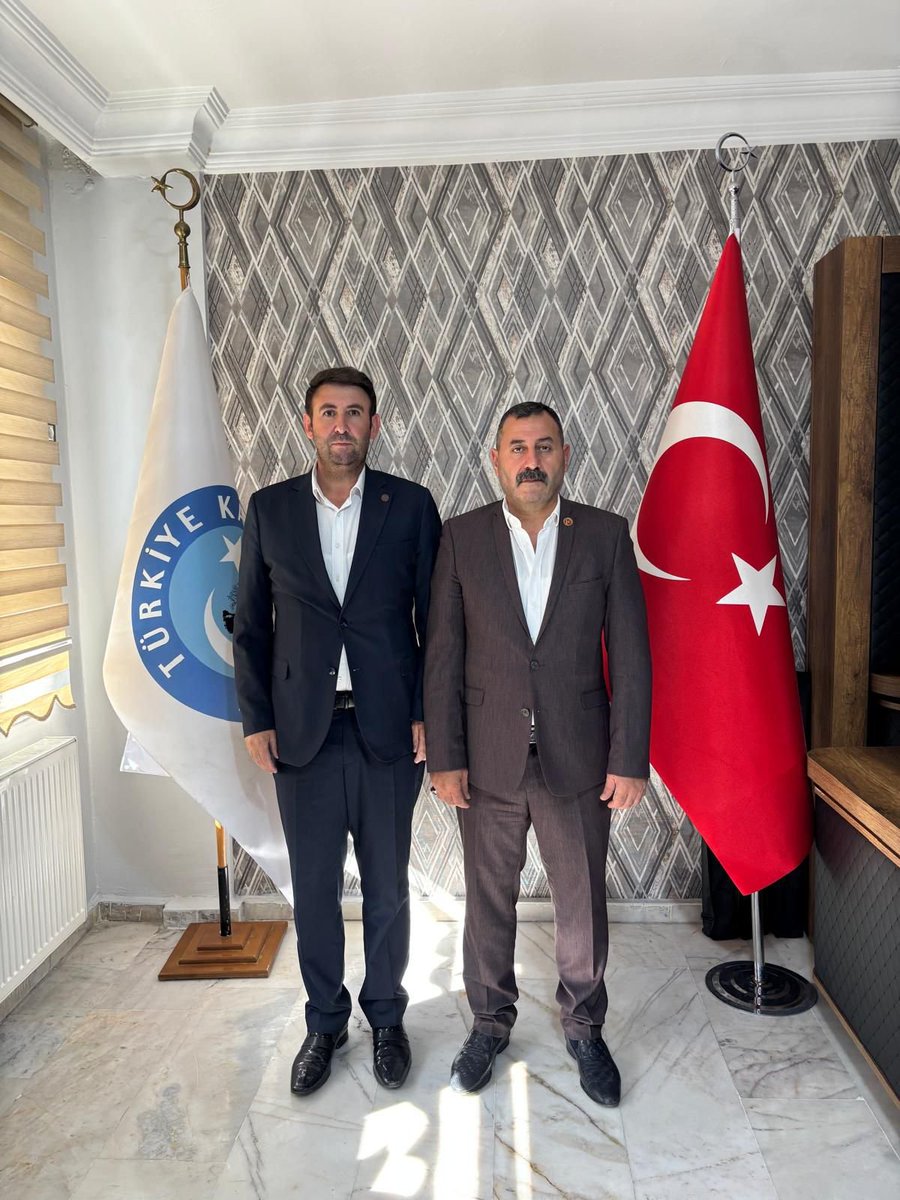 Sanliurfa_MHP's tweet photo. İl Başkanımız Sayın Ecz. Osman Mutlu, İl Yönetim Kurulu üyelerimiz ile birlikte Türk Eğitim-Sen Şanlıurfa Şube Başkanımız Sayın Mehmet Şükrü Karakuş’u ziyaret etti.

Nazik ev sahiplikleri ve samimi sohbetleri için Sayın Mehmet Şükrü Karakuş’a teşekkür ediyor, çalışmalarında başarılar diliyoruz.

@dbdevletbahceli 
@MHP_Bilgi 
@eczosmanmutlu