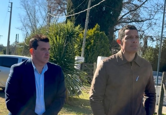 clarincom's tweet photo. RENUNCIÓ EL SECRETARIO DE SEGURIDAD QUE DENUNCIÓ AL CONCEJAL PERONISTA ACUSADO DE NARCO

Nicolás Rappazzo, secretario de Seguridad de General Rodríguez, había presentado ante la Justicia una denuncia contra Javier Tarragona por presuntos vínculos con el narcotráfico. La acusación se basó en el relato de un vecino anónimo que no aportó sus datos por temor a represalias.

El fiscal Ezequiel Freider archivó la causa 17 días después al considerar que no había elementos suficientes para avanzar. Tarragona había pedido licencia y se presentó ante la Justicia para aportar su celular. Rappazzo renunció a su cargo el mismo día en que se archivó el expediente.

(+) en Clarín: https://t.co/yCpL4C9IqC
Foto: Nicolas Rappazzo junto al intendente Mauro García.