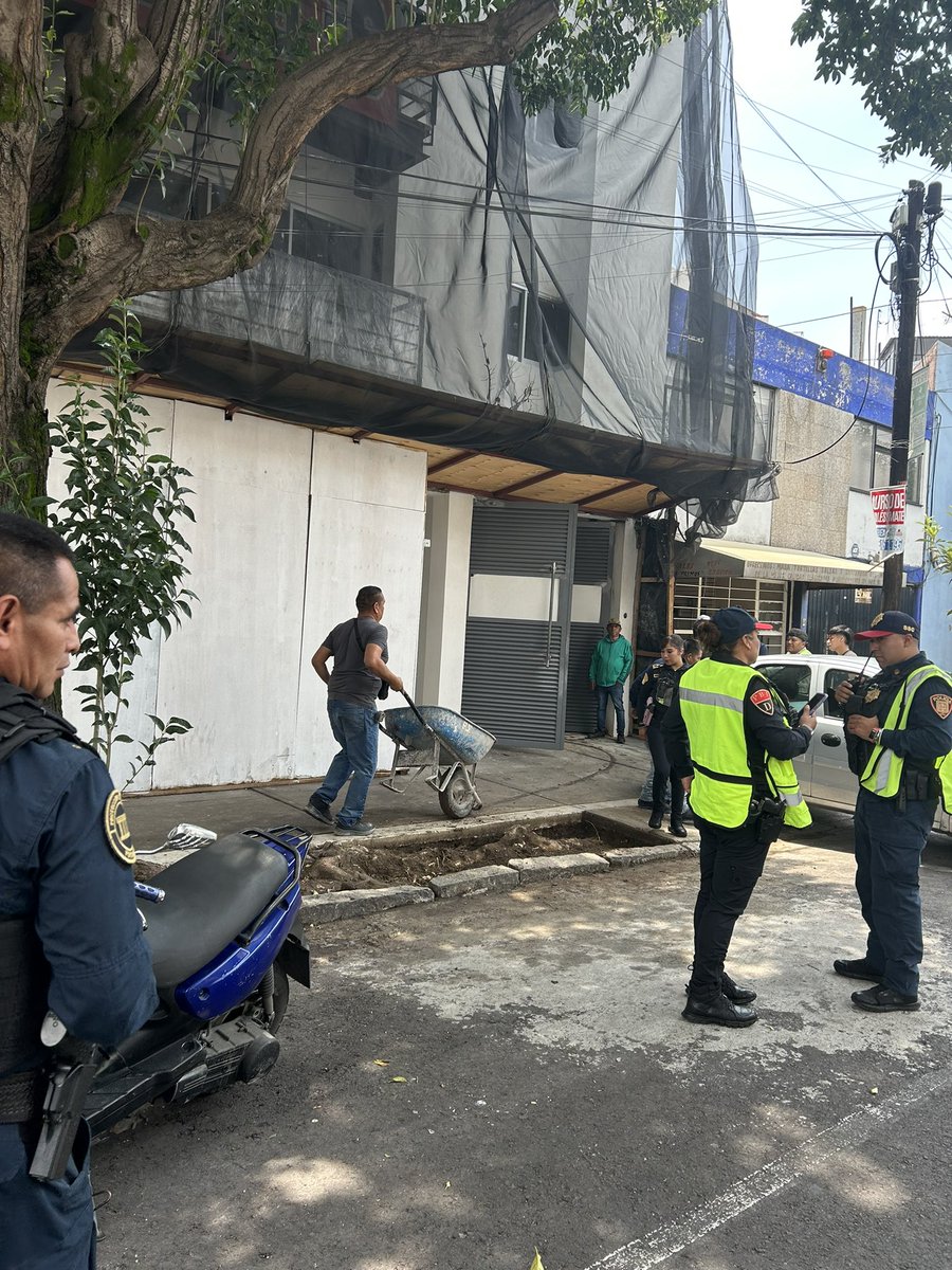 CHUCHO_2228's tweet photo. Hicieron estructura para elevador, balcones, tapiales nunca usados cubrieron permisos y ahora quieren deshacer la moda de la jardinera 
AYUDAAA! @supercivicosmx 

Responsables 
@BJAlcaldia @BodegasAlianza @UCS_GCDMX https://t.co/luye4Plvn6