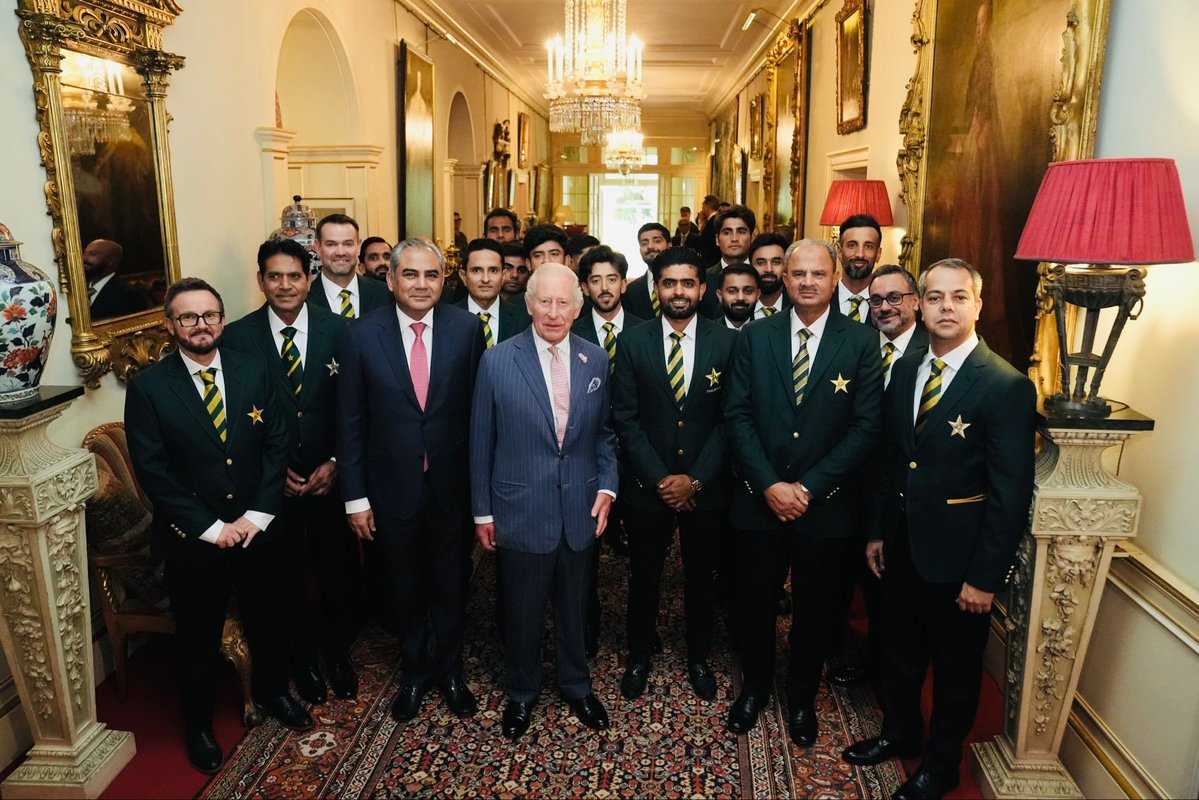 PakistaninUK's tweet photo. His Majesty The King Charles III welcomed the Pakistan National Men's Cricket Team to Clarence House.

@ForeignOfficePk @FCDOGovUK @Tipuusman
@MohsinnaqviC42 
@PkPublicDiplo
@GovtofPakistan
@epwing_official
@MoIB_Official
@PTVNewsOfficial
@appcsocialmedia
@RadioPakistan
@PakTVGlobal
@PakistanTVcom
@PID_Gov