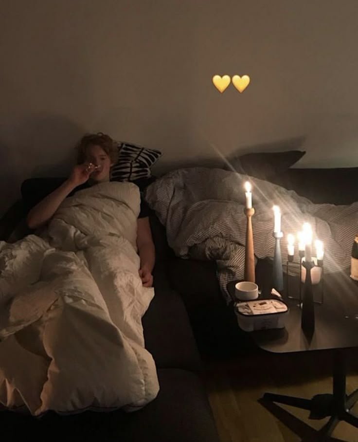 Lisicaaim's tweet photo. Ормунд найдёт его в таком состоянии и начнёт ругаться, что Гвейн не бережёт их ребёнка.
Гвейн скажет, что он сам ещё ребёнок, но Ормунд сломал его детство. И пьёт он апельсиновый сок https://t.co/sUPSxaxaz4