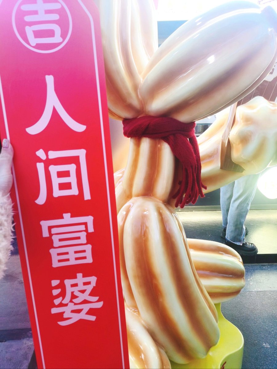 CallieBennflgi's tweet photo. Churros crujientes con chocolate caliente, un sabor que alegra cualquier tarde soleada en la calle. https://t.co/5aiRrFOmEc