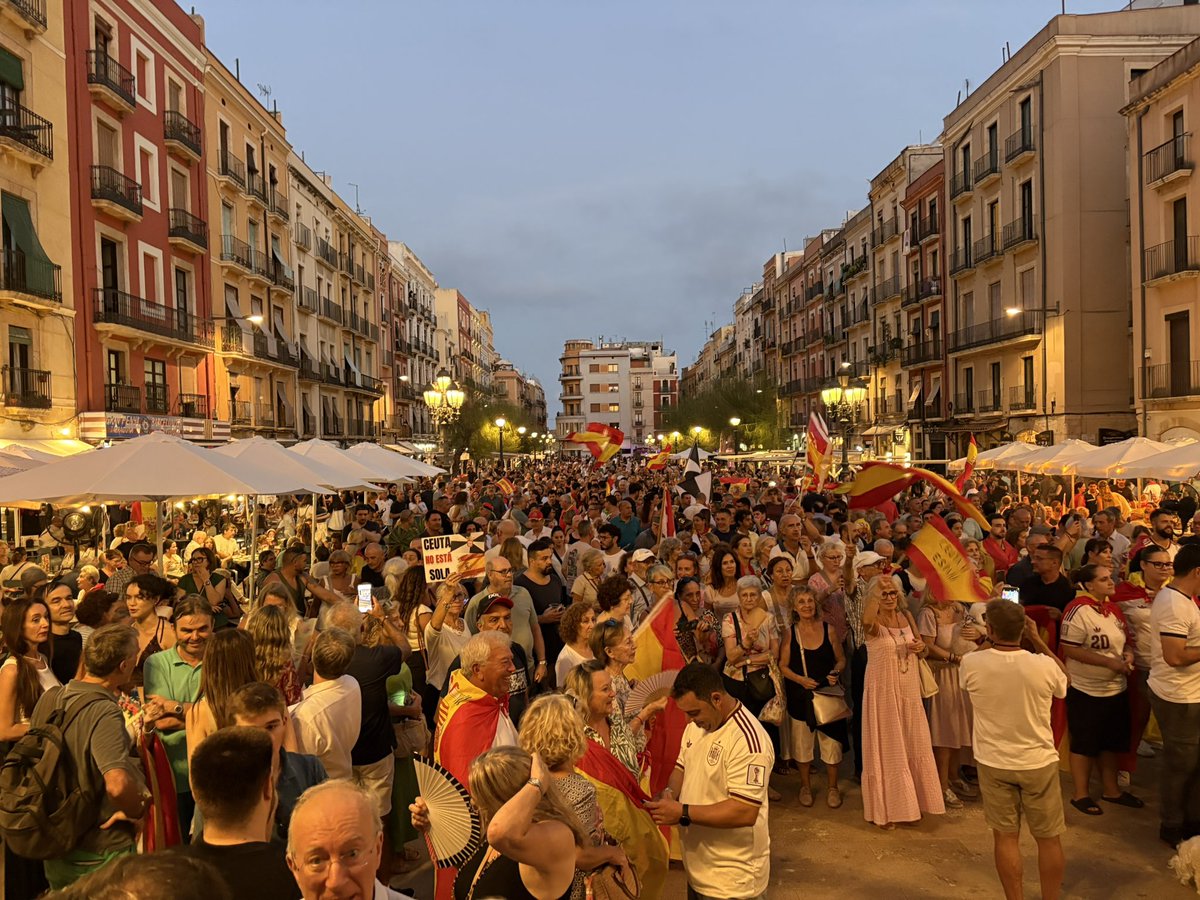 alexvales1's tweet photo. No nos cansamos en Cataluña. Todo hasta la bandera en Tarragona. Se ha despertado a un pueblo que no traga las mentiras más. Ceuta ha sido el detonante. https://t.co/wCwLDoGc4S