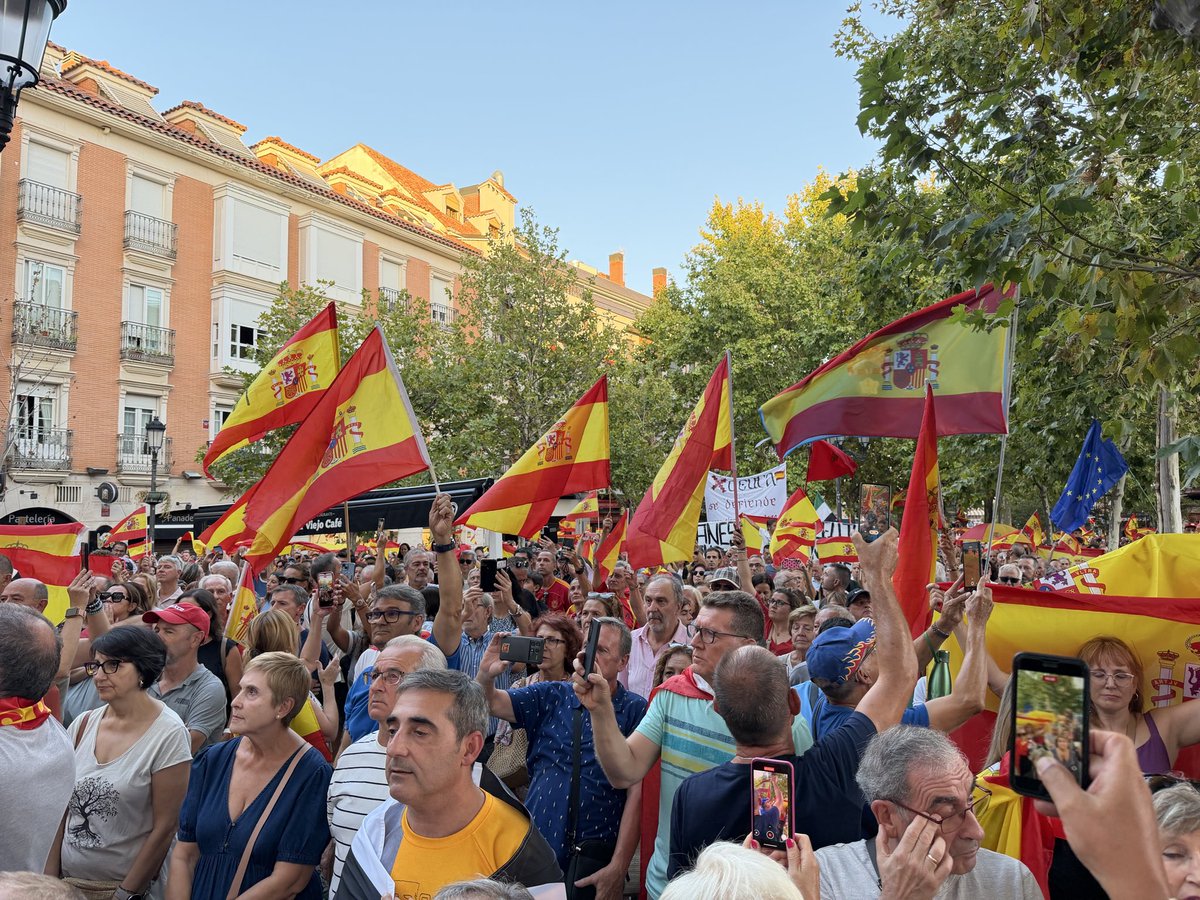 AytoLeganes's tweet photo. 🖤🤍 Miles de vecinos de #Leganés han abarrotado hoy la Plaza de España para mostrar su solidaridad y su apoyo a Ceuta y a todos los ceutíes

📜 El alcalde @marecuencopp y el primer teniente de alcalde @CarlosULEG han leído un manifiesto expresando su firme respaldo a la ciudad autónoma: “Ceuta no está sola. Ceuta eres y serás siempre España”

👏 Gracias a todos los leganenses por secundar esta concentración. Porque hay cosas que nos unen por encima de cualquier diferencia