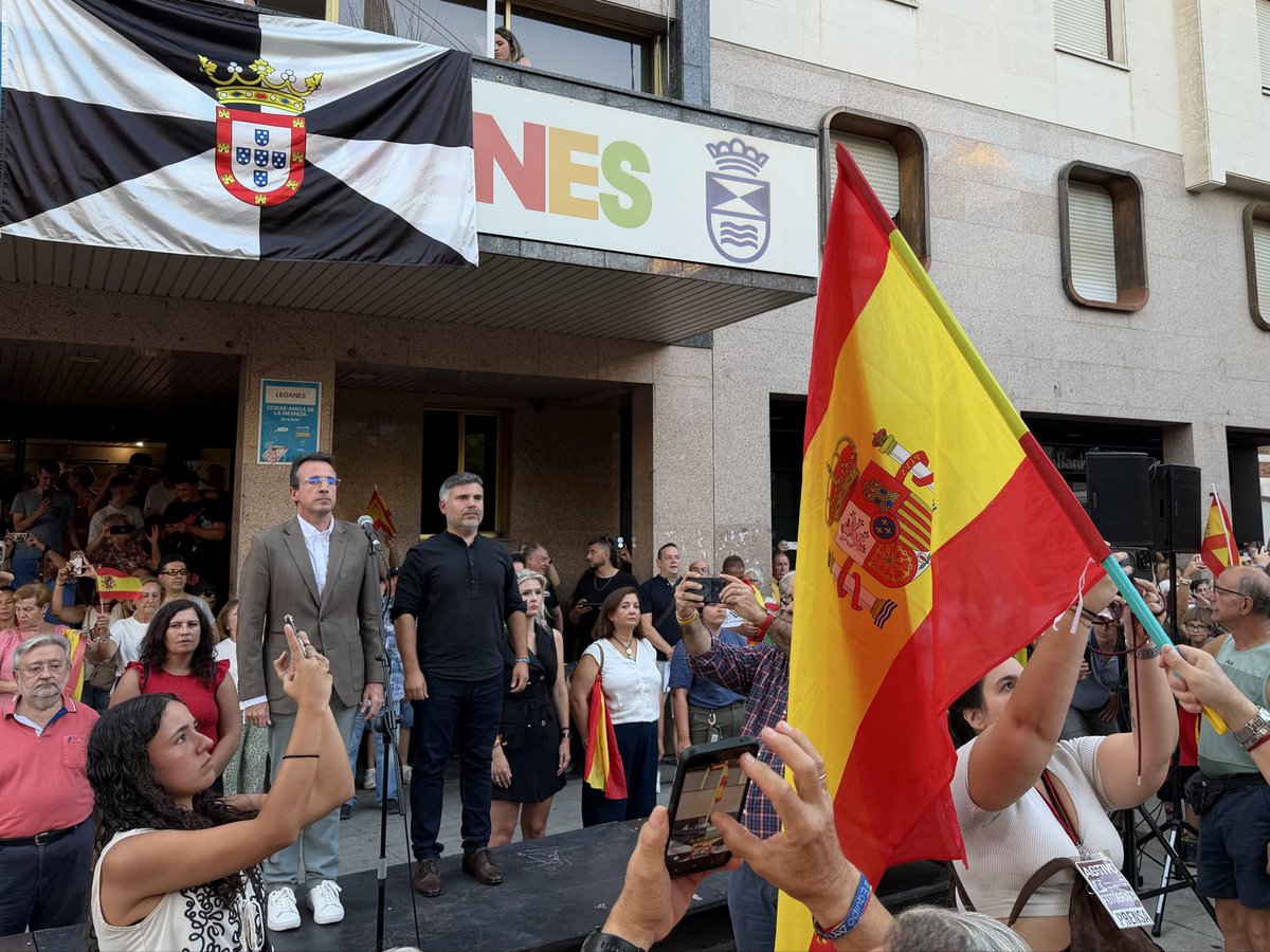 AytoLeganes's tweet photo. 🖤🤍 Miles de vecinos de #Leganés han abarrotado hoy la Plaza de España para mostrar su solidaridad y su apoyo a Ceuta y a todos los ceutíes

📜 El alcalde @marecuencopp y el primer teniente de alcalde @CarlosULEG han leído un manifiesto expresando su firme respaldo a la ciudad autónoma: “Ceuta no está sola. Ceuta eres y serás siempre España”

👏 Gracias a todos los leganenses por secundar esta concentración. Porque hay cosas que nos unen por encima de cualquier diferencia