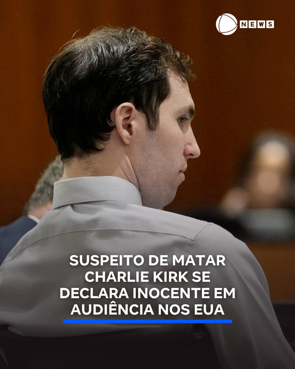 recordnews's tweet photo. Tyler Robinson, de 23 anos, acusado de matar o ativista conservador Charlie Kirk, se declarou inocente durante uma audiência realizada ontem. Ele responde por homicídio qualificado, crime que pode resultar em pena de morte no estado de Utah, além de outras seis acusações relacionadas ao caso. O juiz distrital Tony Graf autorizou a Promotoria a pedir a pena de morte no julgamento, após a defesa tentar retirar essa possibilidade. Kirk, de 31 anos, foi baleado no pescoço durante um evento na Universidade de Utah Valley, em Orem, em 10 de setembro de 2025. Robinson compareceu ao tribunal na cidade de Provo. 📲 #RecordNews #Notícias

📷 Reprodução: Reuters