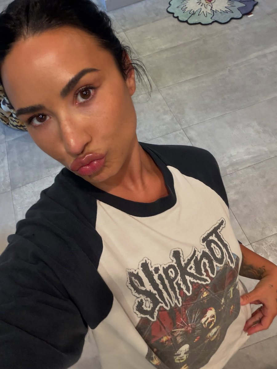 ddlovato11222's tweet photo. We can drive around listen to … https://t.co/epb8a4x0LN