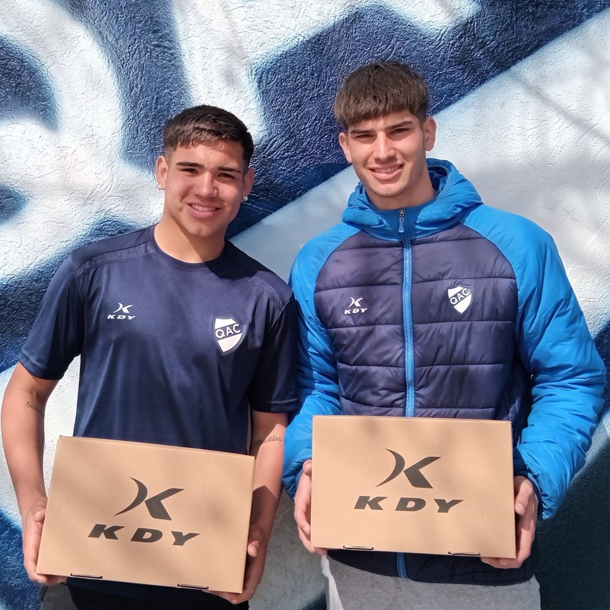 FlacoFiorentino's tweet photo. #JuvenilesQAC 🆕️ Se entregaron botines #KDY en #AlsinaYLora: en este caso a los goleadores Santiago Torres y Lisandro Marino, ambos Cat. 2008.
#Quilmes/#PredioQAC/#Botines https://t.co/Y1JVh2LDS6