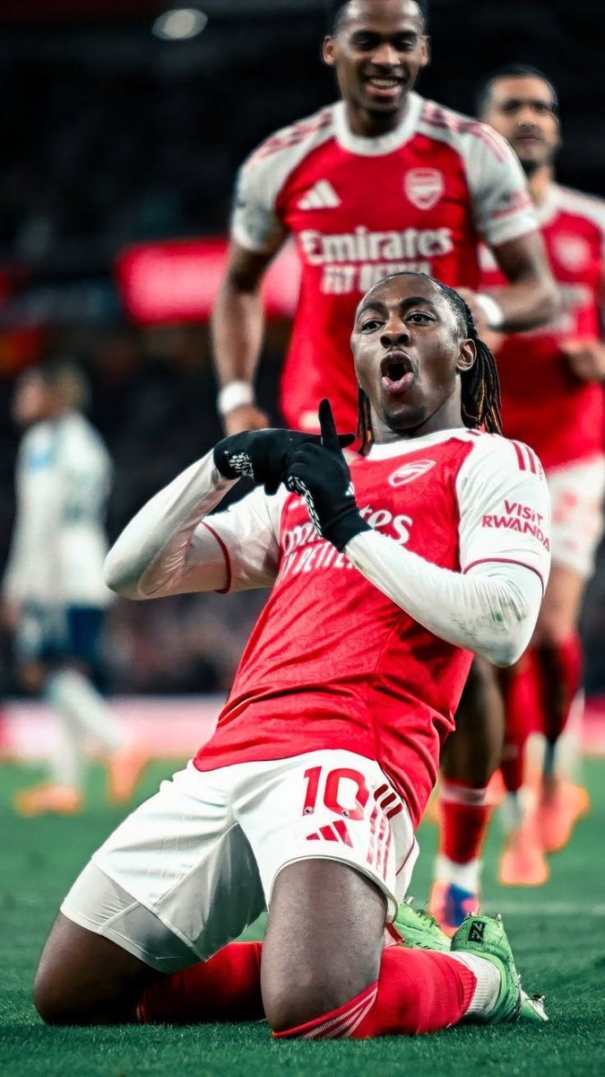 AFC_Zeeon's tweet photo. Eze is under the most pressure at Arsenal right now.  
With only Tzolis as new attacking cover, he’s straight into LW with zero time to settle. 

It’s all on him to deliver.  
Haters ready. We ready too.
🔴⚪ https://t.co/ceaEJjaqcP