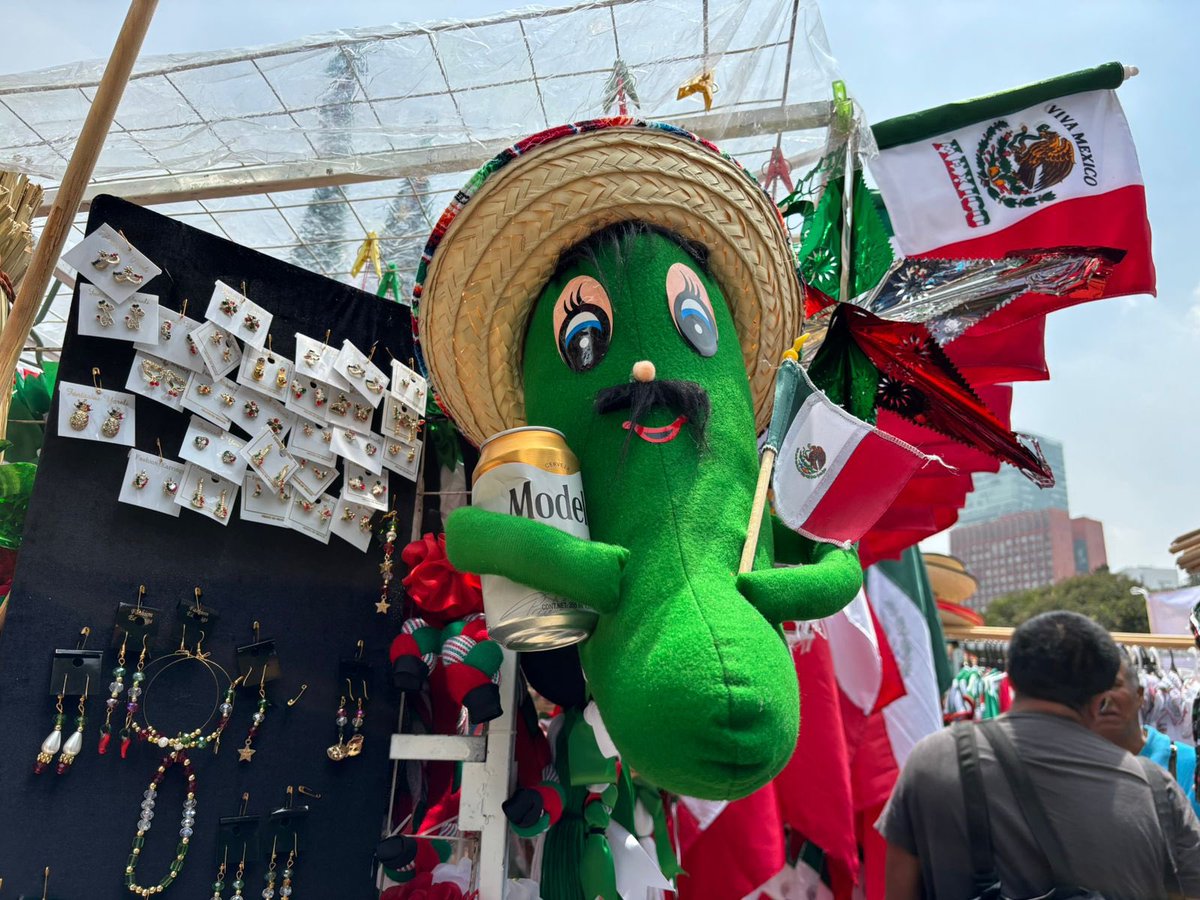 Politica30's tweet photo. 🇲🇽 ¡ARRANCA LA VENTA DEL MES PATRIO EN #CDMX!

Comerciantes en Pro de las Tradiciones Mexicanas, partieron del Monumento a la Revolución hacia Reforma y posteriormente al Centro, donde comenzarán la venta de artículos patrios.

🎉 Invitan a consumir productos nacionales. https://t.co/QlEw4u0hjN