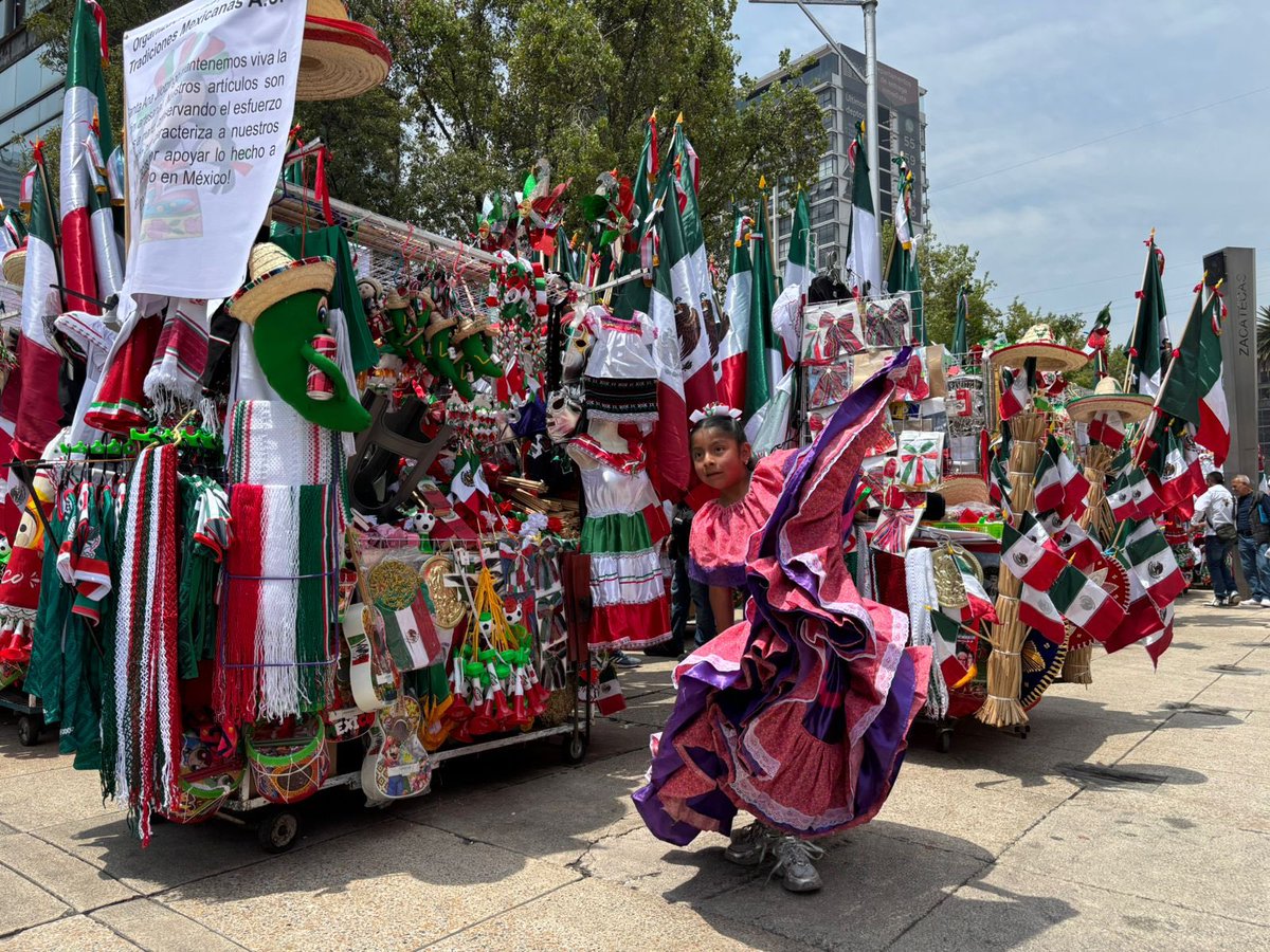 Politica30's tweet photo. 🇲🇽 ¡ARRANCA LA VENTA DEL MES PATRIO EN #CDMX!

Comerciantes en Pro de las Tradiciones Mexicanas, partieron del Monumento a la Revolución hacia Reforma y posteriormente al Centro, donde comenzarán la venta de artículos patrios.

🎉 Invitan a consumir productos nacionales. https://t.co/QlEw4u0hjN