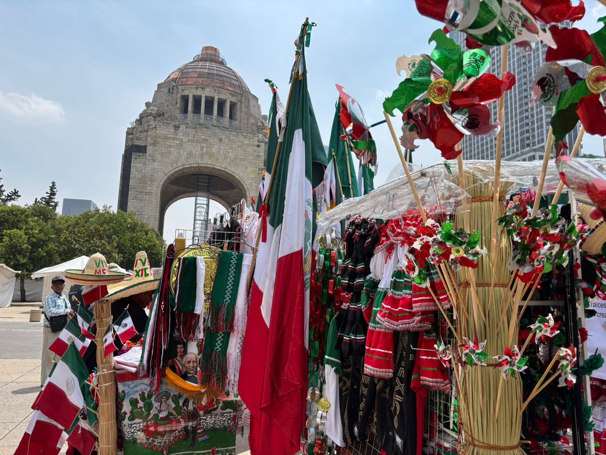 Politica30's tweet photo. 🇲🇽 ¡ARRANCA LA VENTA DEL MES PATRIO EN #CDMX!

Comerciantes en Pro de las Tradiciones Mexicanas, partieron del Monumento a la Revolución hacia Reforma y posteriormente al Centro, donde comenzarán la venta de artículos patrios.

🎉 Invitan a consumir productos nacionales. https://t.co/QlEw4u0hjN