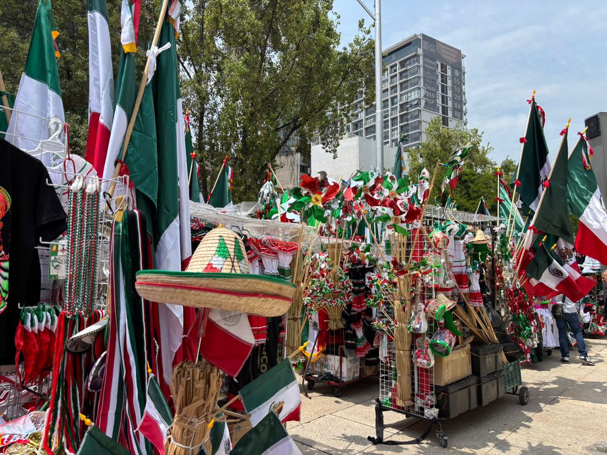 Politica30's tweet photo. 🇲🇽 ¡ARRANCA LA VENTA DEL MES PATRIO EN #CDMX!

Comerciantes en Pro de las Tradiciones Mexicanas, partieron del Monumento a la Revolución hacia Reforma y posteriormente al Centro, donde comenzarán la venta de artículos patrios.

🎉 Invitan a consumir productos nacionales. https://t.co/QlEw4u0hjN