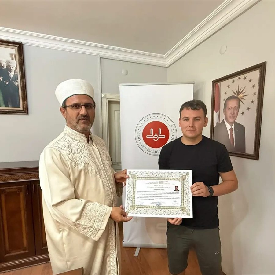 Dogruhaber_gzt's tweet photo. İrlanda vatandaşı Aaron Murray, tatil için geldiği Aydın’da İslamiyet’i seçerek Müslüman oldu.

📌 Camide gördüğü birlik ve kardeşlik atmosferinden etkilenen 27 yaşındaki Murray, Kelime-i Şehadet getirerek “Harun” adını aldı. https://t.co/oLV5KXQOP5