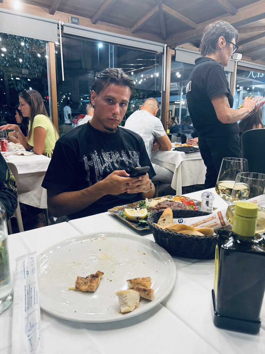 chiefGG9's tweet photo. Avevo fame 🥩 https://t.co/r4vHnL01A2