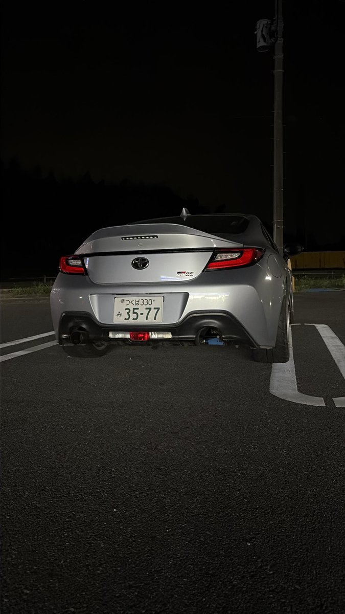 ryo20000609's tweet photo. 片出しマフラーだとアームチラ見えしてえっち https://t.co/fi9grOK3j2