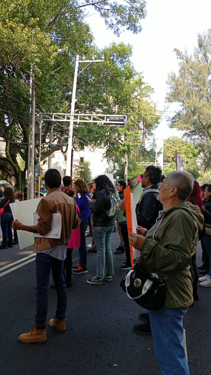 ricardovitela's tweet photo. 🚨#ALAHORA Trabajadores del @DIF_NMX bloquean el eje 7a sur Emiliano Zapata y el eje 1 Pte la av Cuauhtémoc.

Demandan la extinción de plazas y la falta de insumos en las unidades del DIF Nacional . https://t.co/d2B7SJJZHy