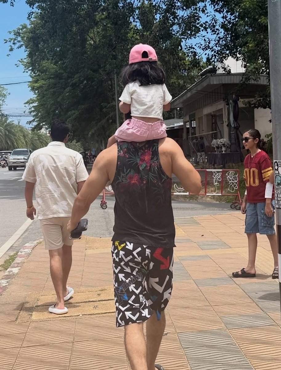 ritu0174's tweet photo. Picture Perfect 👌🫰
Moments Captured Of Handsome Heera With Sisters From A Family Vacation 😍🥹
#SiblingGoals #FamilyVacation #ShaheerSheikh
@Shaheer_S ♥️ https://t.co/NRPDMQDtDm