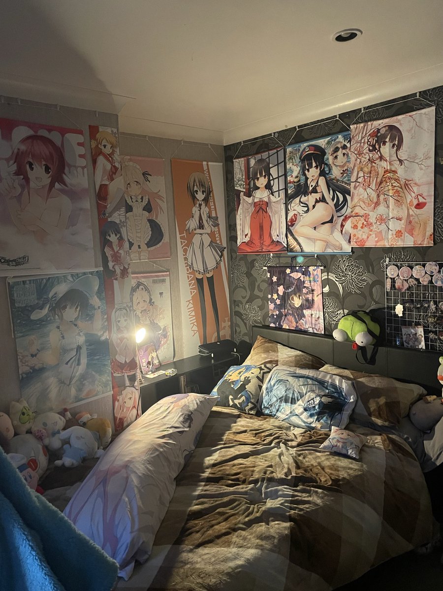 h2ofootprints's tweet photo. moved my room around again award https://t.co/cHgW6vr3tq