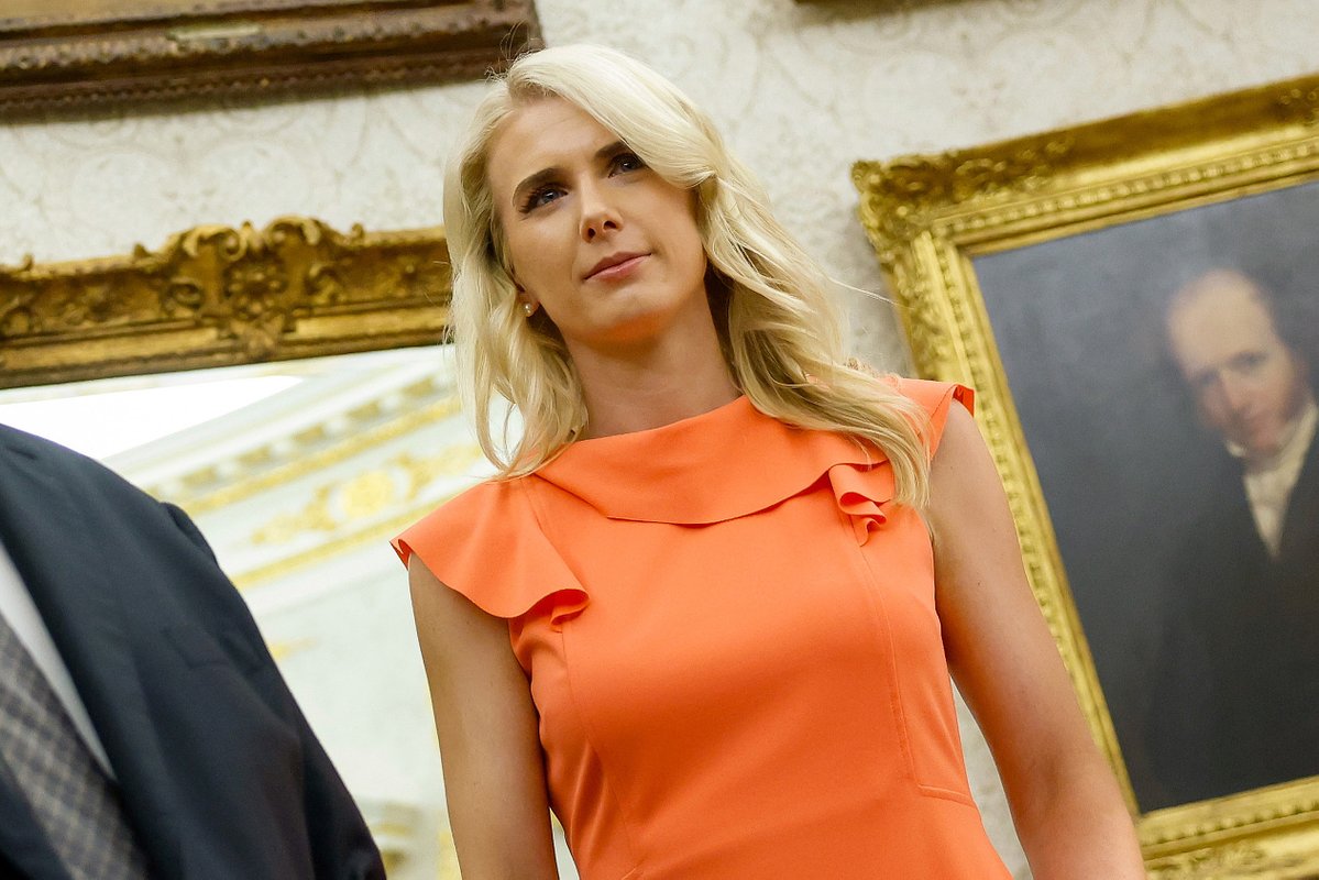 atrupar's tweet photo. #TravelWithNatalie in the Oval Office today 

(Kevin Dietsch/Getty) https://t.co/OYhgCBjfSm