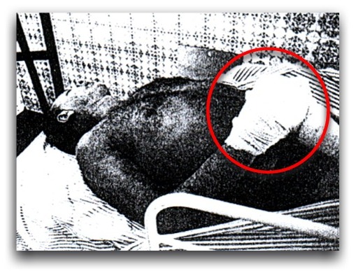 PaulinhoPavesi's tweet photo. André mendonça está usando colete a provas de bala. E faz bem.

A foto é do administrador do Hospital da Santa Casa de Poços de Caldas, onde meu filho foi assassinado.

Na época (2002) ele iria denunciar tráfico de órgãos entre outras coisas, mas foi assassinado. As autoridades disseram que foi suicidio, mas percebe-se que as mãos foram raspadas com ácido para que não pudessem fazer o residuográfico.

O mandante deste assassinato é o atual candidato a vice governo de Minas Gerais, Carlos Eduardo Venturelli Mosconi. 

E o @JornalOGlobo e @belamegale (que é muito próxima a Mosconi), tentaram distorcer os fatos. Mas a verdade chega logo.
