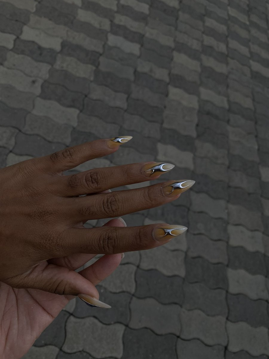 Leetsgetback's tweet photo. My nails look even better in person 😍 https://t.co/8FsitM4z09