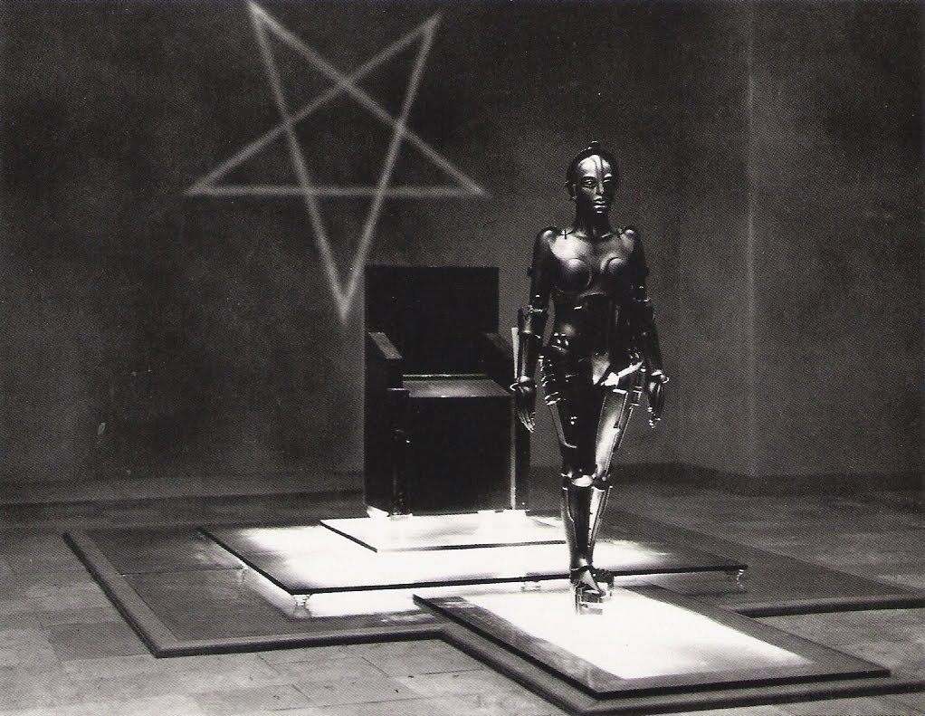 FedeItaliano76's tweet photo. This is still one of the strongest and most evocative science fiction images ever created (1927) https://t.co/gCyGLZbrza