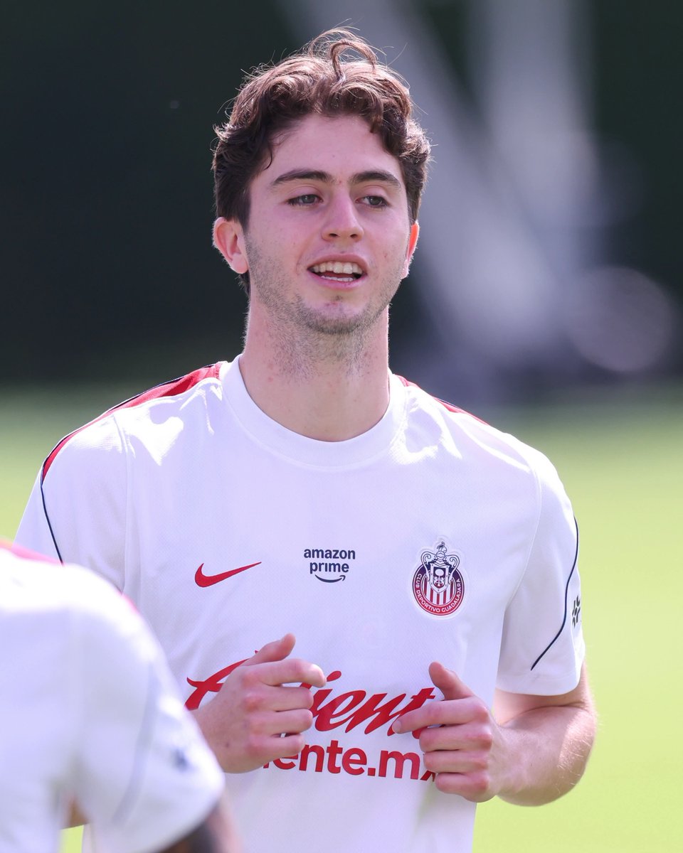 Elah_Moo's tweet photo. Chivas publicó una imagen full de Brian para que Hormi lo viera como recompensa por su gol y asistencia en Olympiacos

El CM le dió su regalote https://t.co/avXULmp2bG