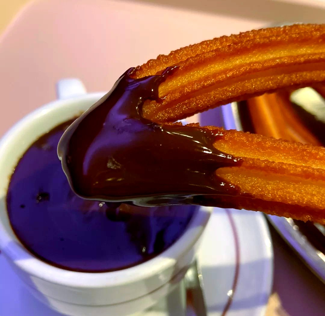 CallieCarlij's tweet photo. Un churro crujiente con chocolate caliente, perfecto para un paseo por la calle. https://t.co/0MUCNbStOX