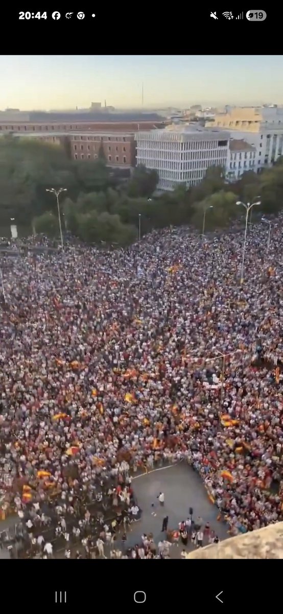 iriedaily94's tweet photo. Dit zijn foto's gemaakt in de steden Madrid, Murcia, Valencja en Sevilla. Overal in Spanje staan de pleinen vol om de mensen in Ceuta te steunen en schreeuwen ze massaal om het aftreden van de corrupte Pedro Sanchez. De mainstreammedia zwijgt uiteraard weer in alle toonaarden. https://t.co/blfyxRcvk9