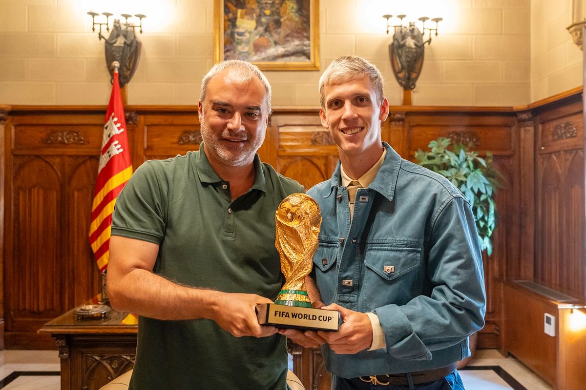 jordi_ballart's tweet photo. 🏆⚽ Quina il·lusió rebre avui el @daniolmo7 a l’Ajuntament.

Hem pogut compartir una estona, parlar del Mundial i de tot el que ha viscut aquestes setmanes. 

Dani, és un orgull veure’t arribar tan lluny i portar el nom de #Terrassa tan amunt! 

Enhorabona, campió! 👏 https://t.co/64zYAgkXsP