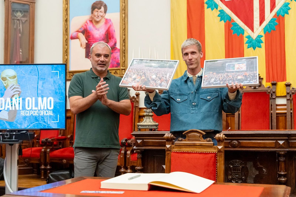 jordi_ballart's tweet photo. 🏆⚽ Quina il·lusió rebre avui el @daniolmo7 a l’Ajuntament.

Hem pogut compartir una estona, parlar del Mundial i de tot el que ha viscut aquestes setmanes. 

Dani, és un orgull veure’t arribar tan lluny i portar el nom de #Terrassa tan amunt! 

Enhorabona, campió! 👏 https://t.co/64zYAgkXsP