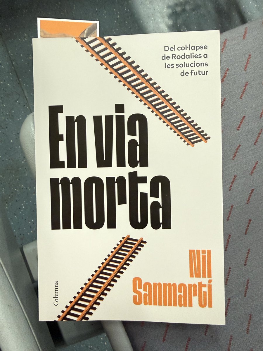 transportamcat's tweet photo. Avui hem estat a la presentació d’«En via morta», de @nilsanmarti. Un llibre de lectura obligada per tenir una perspectiva de la realitat i conèixer una mica més la història de @rodalies  🚆📖 https://t.co/y6Q0svOCv9