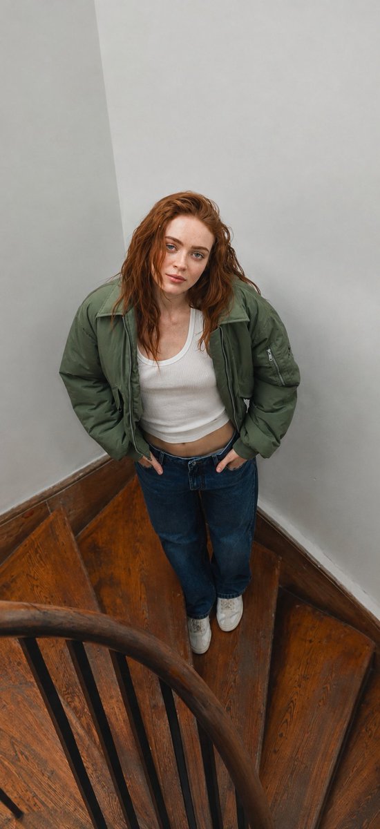 PlusVerseHq's tweet photo. POV: Calvin Klein found the perfect angle. The creative process is captured within this frame 📸. #sadiesink https://t.co/CUuQ99DMzD