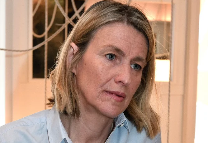 Forhalinton's tweet photo. Astrid Panosyan-Bouvet, ministre du Travail, vous demande de « faire participer les retraités à 2 000 € » à l’effort national. 
Elle-même touche 10 490 € par mois (argent public), logée, voiturée, chauffée, transportée, communication offerte, frais remboursés. 
Avant cela, 127 000 € par mois chez Unibail. Et elle ose parler d’effort ? Qu’elle vive comme les Français qu’elle sermonne. Salaire moyen, sans privilège.